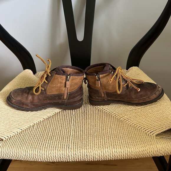 Ugg Bradley Leather Boot for Boys - Picture 2 of 5